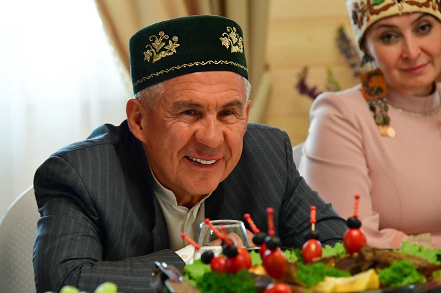 Рустам Минниханов поздравил татарстанцев с 105-летием со дня образования республики