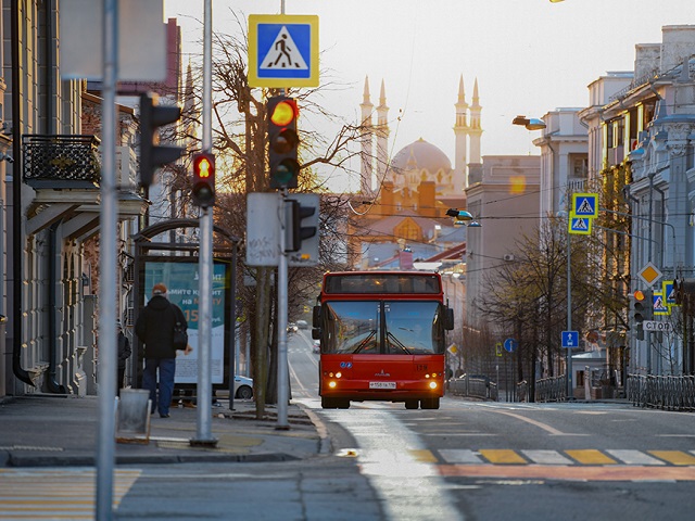 В автобусах Казани запустят аудиогид об истории города на татарском и русском языках 