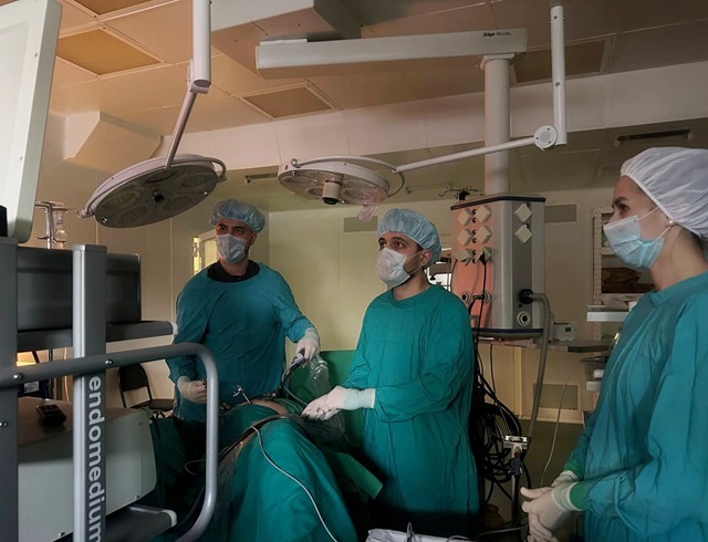 «Утреннее 3 в 1 от РКБ»: в Казани врачи прооперировали молодую женщину с тройной патологией