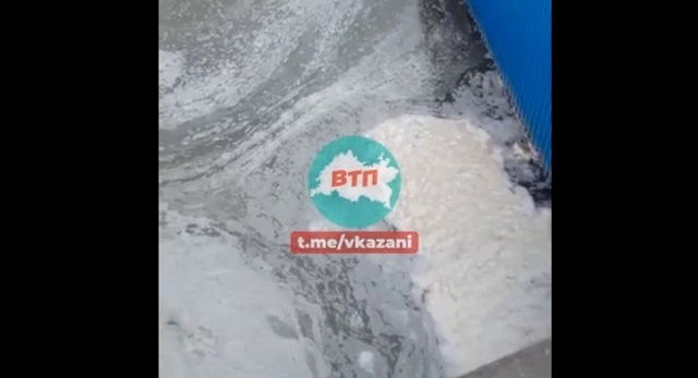 В Альметьевске экологи выясняют причину появления пены в городском озере