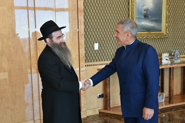 Минниханов вручил главному раввину Татарстана медаль «За доблестный труд»