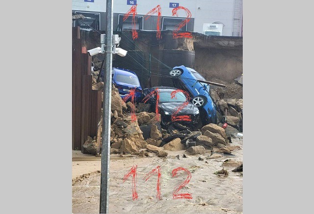 Три машины ушли под землю на размытой ливнем парковке в Новой Туре в Татарстане