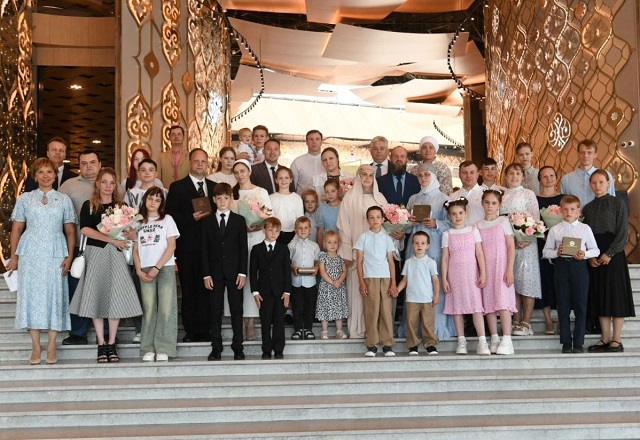 Шесть многодетных семей из РТ получили микроавтобусы по инициативе Минниханова