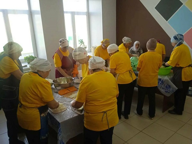 В Бавлах школьники и волонтеры собрали посылки с домашней едой для бойцов СВО