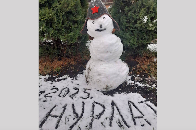 «Зима близко»: татарстанцы начали лепить снеговиков из первого снега