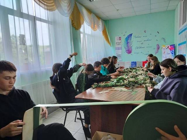 Школьники Татарстана плетут маскировочные сети в зону СВО