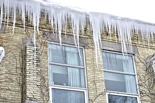 В Татарстане прокуратура накажет УК за халатность при очистке наледи с крыш домов