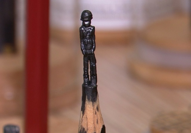 Мастер из Набережных Челнов создал фигуру солдата на грифеле карандаша