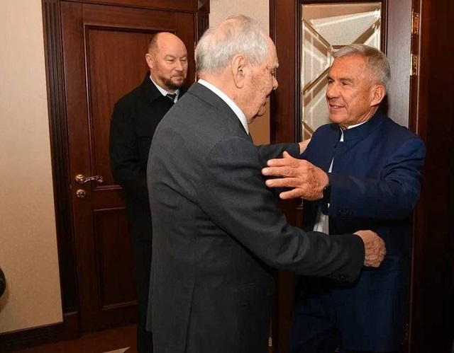 Минниханов лично поздравил Шаймиева с 88-летием