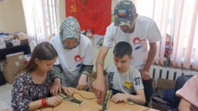Юные волонтеры Нижнекамска сплели браслеты выживания для бойцов СВО