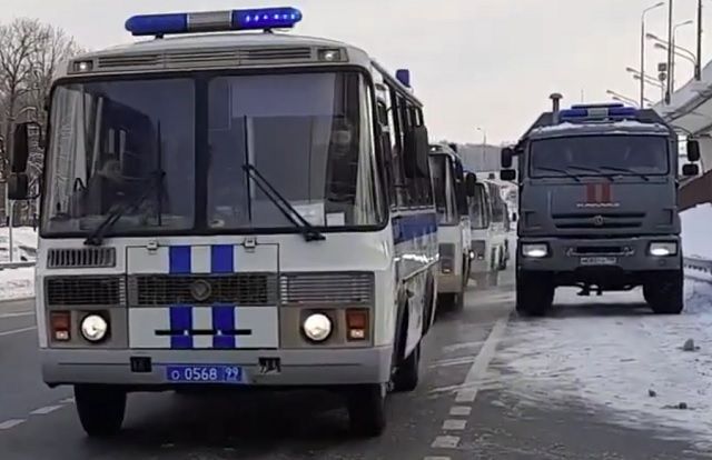 Москва готовится к возвращению Навального: во «Внуково» дежурят автозаки