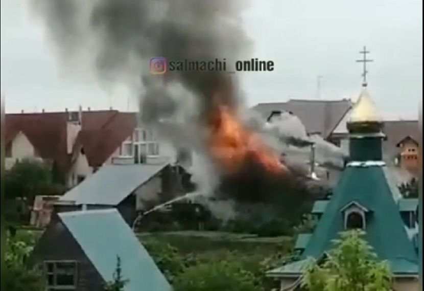 Жители поселка Куюки сняли на видео пылающий дом у часовни