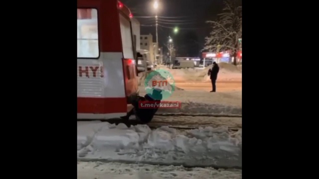 В Нижнекамске катающиеся на сцепке трамвая дети попали на видео