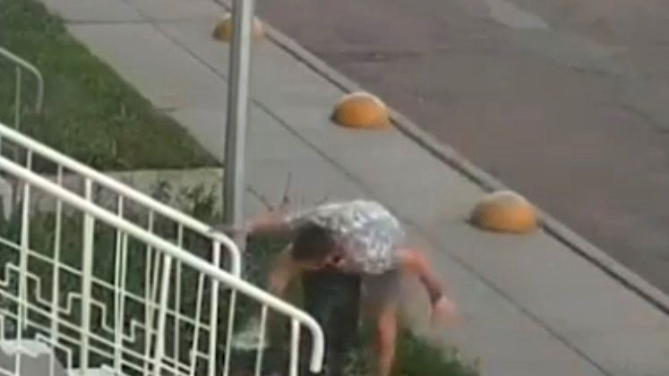 Мгновенная карма: подростки пытались избить урну и получили сдачу - видео