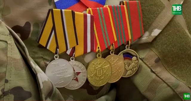 Наши Герои: Рустам Минниханов лично наградил бойцов СВО в Казанском Кремле