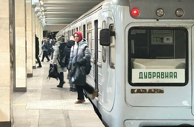 Женщина с приступом эпилепсии упала на пути перед поездом на станции метро в Казани