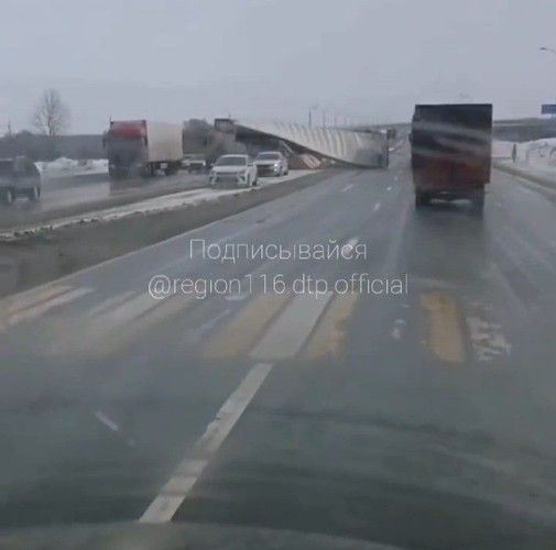 Сложившаяся пополам фура, заблокировала движение в сторону Казани на М7