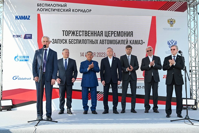 Минниханов принял участие в запуске беспилотного движения «КАМАЗов» на трассе М-11