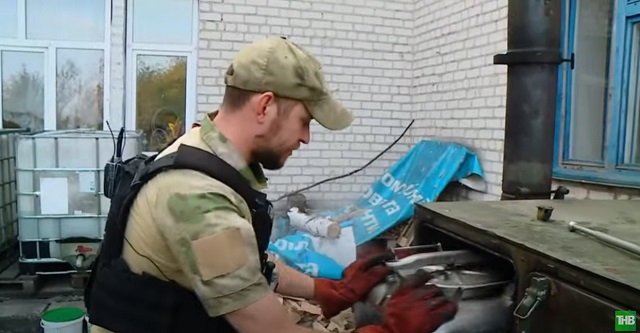 «Наша татарстанка»: как жители Лисичанска встречают волонтеров из РТ, снабжающих их едой с полевой кухни