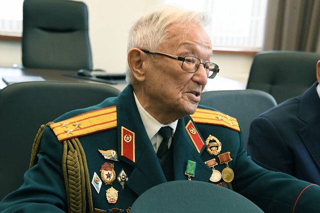 Журналистлар 1945нче елда беренче Җиңү парадында катнашкан, отставкадагы полковник Өмет Гобәев белән очрашты