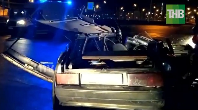 Двоих людей зажало в салоне «Лады» в результате жесткой аварии в Казани — видео