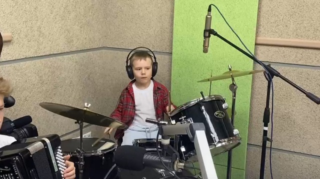 Рифат Зариповның улы барабанда уйный - видео