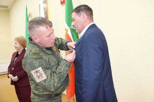 «Каждая посылка дарит бойцам веру»: сотрудник Госкомитета РТ по биоресурсам награжден медалью 