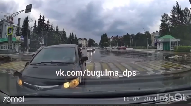 Жесткий момент наезда авто на женщину с детьми на «зебре» попал на видео в Бугульме
