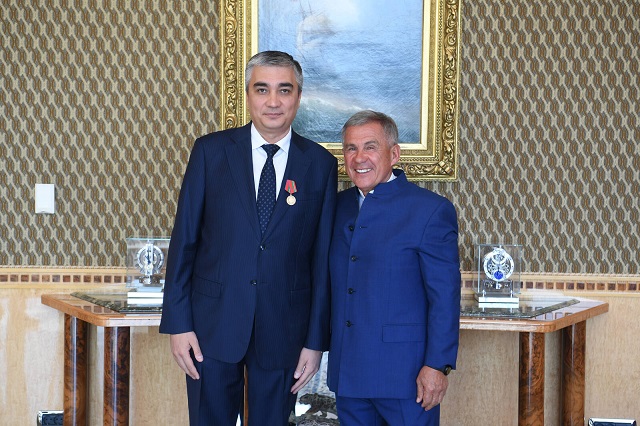 Минниханов провел встречу с послом Узбекистана в России Ботиржоном Асадовым