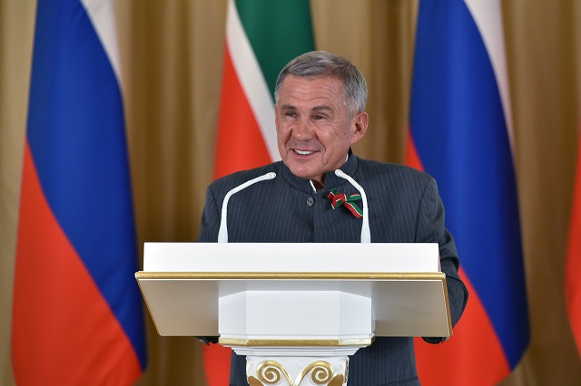 Минниханов по просьбе подписчиков поздравил с юбилеем учителя из поселка Актюбинский