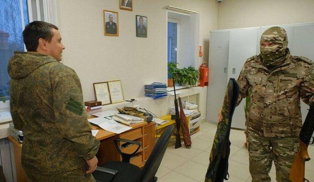 Нижнекамцы сдают оружие для нужд СВО