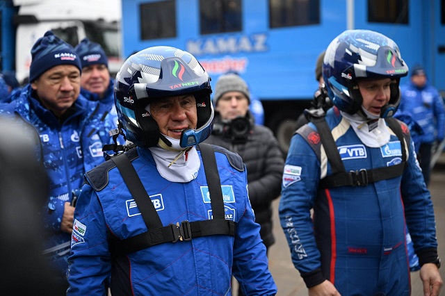 Рөстәм Миңнеханов "КАМАЗ-мастер" спорт машинасын сынап карады