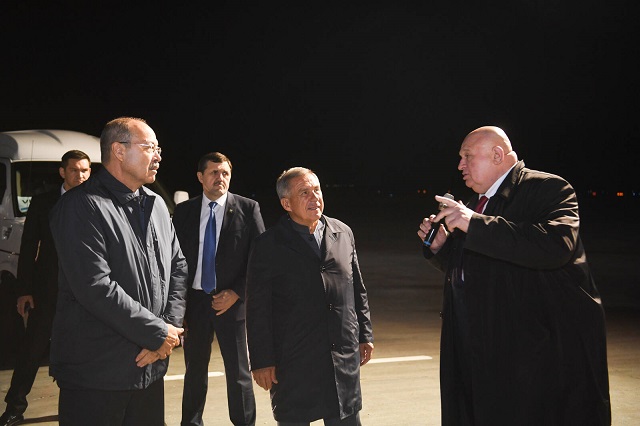 Премьер-министр Узбекистана Арипов осмотрел выставку промышленного потенциала Татарстана