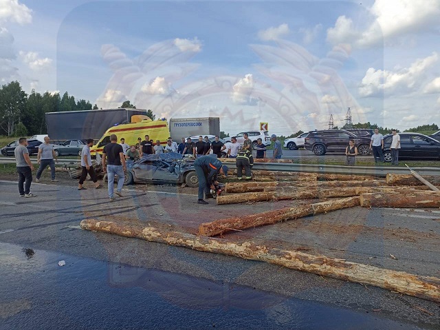 Выпавшие из грузовика бревна упали на «Ладу» на трассе в РТ, двоих госпитализировали