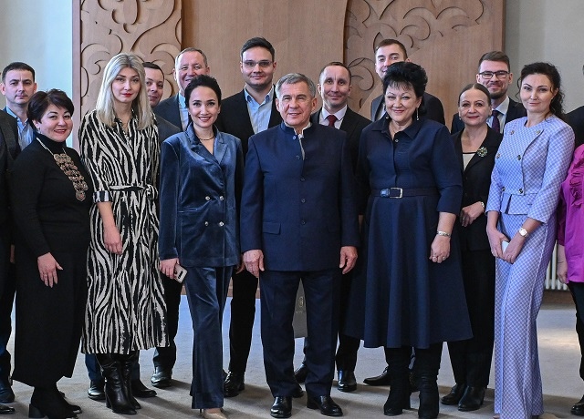 Рөстәм Миңнеханов ТНВ хәбәрчесенең "Хатын-кыз төбәк белән идарә итә аламы?" дигән соравына җавап бирде