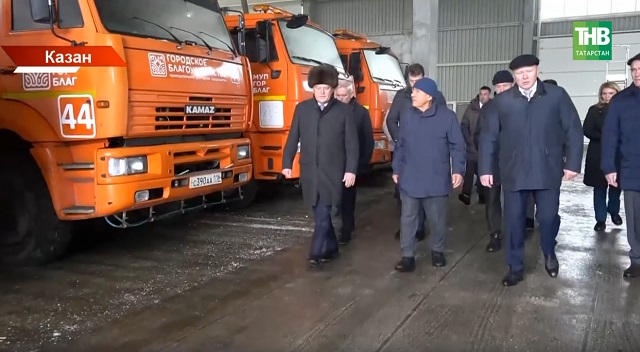 Татарстан Рәисе кышкы техника һәм 3 миллион чәчәк үстереләчәк теплицаны карады