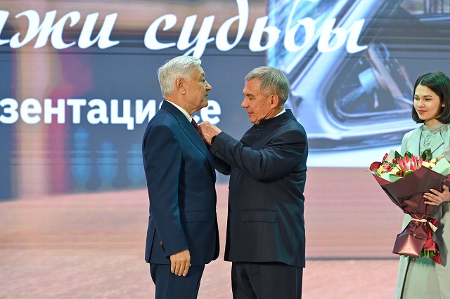 Рөстәм Миңнеханов ТР Дәүләт Советы Рәисе Фәрит Мөхәммәтшинны "Дуслык" ордены белән бүләкләде