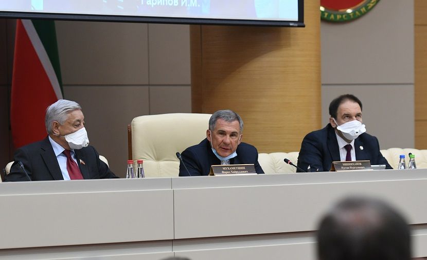 Минниханов поручил своевременно обеспечивать доплатой медиков Татарстана