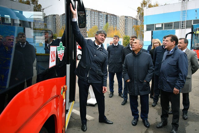 Минниханову презентовали новые автобусы, которые выводятся на маршруты в Казани