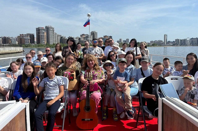 Для детей бойцов из полка Росгвардии организовали прогулку на теплоходе по Казанке