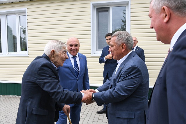 Раис РТ поздравил со 100-летним юбилеем участника Великой Отечественной войны Леонида Мачтакова в Заинске