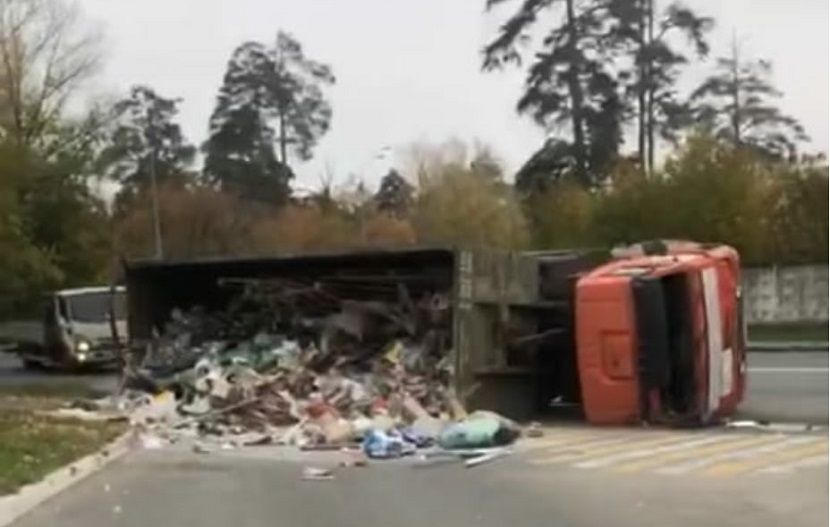 В Казани в результате ДТП перевернулся мусоровоз