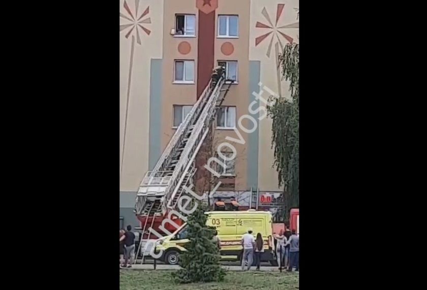 Один дома: в Альметьевске спасли облокотившегося на москитную сетку малыша