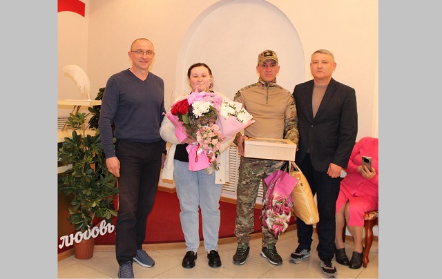 В РТ прибывший в отпуск боец СВО сыграл свадьбу с возлюбленной в Международный день семьи