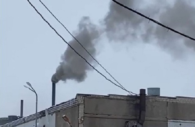Жители Набережных Челнах бьют тревогу из-за черного дыма с предприятия