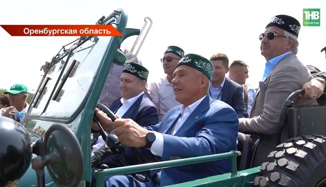 Стартовала череда Сабантуев: Минниханов посетил праздник плуга в селе Оренбургской области