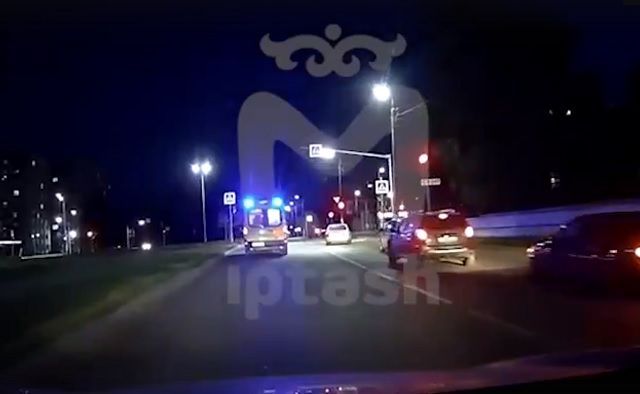 Момент столкновения машины скорой помощи и иномарки в Нижнекамске попал на видео