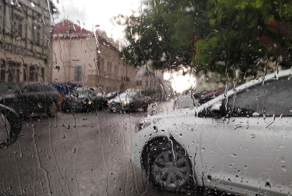 Иртәгә Татарстанны 31 градус эссе, яңгыр һәм яшен каплаячак