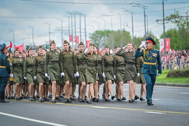 «Җиңү көне белән!»: Миңнеханов Бөек Җиңү парадыннан фотолар белән бүлеште