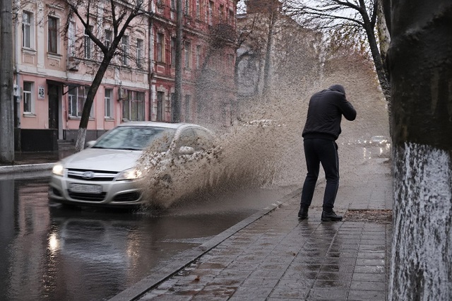 Водителям объяснили, чем грозит намеренный плевок грязью из лужи